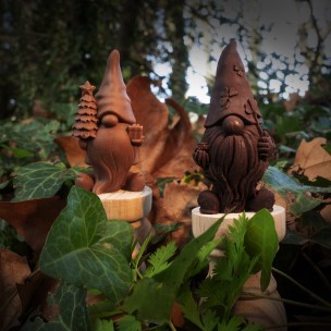 deux gnomes en chocolat lait et noir dans une forêt