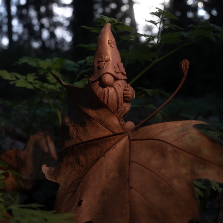 un gnome en chocolat lait dans une forêt