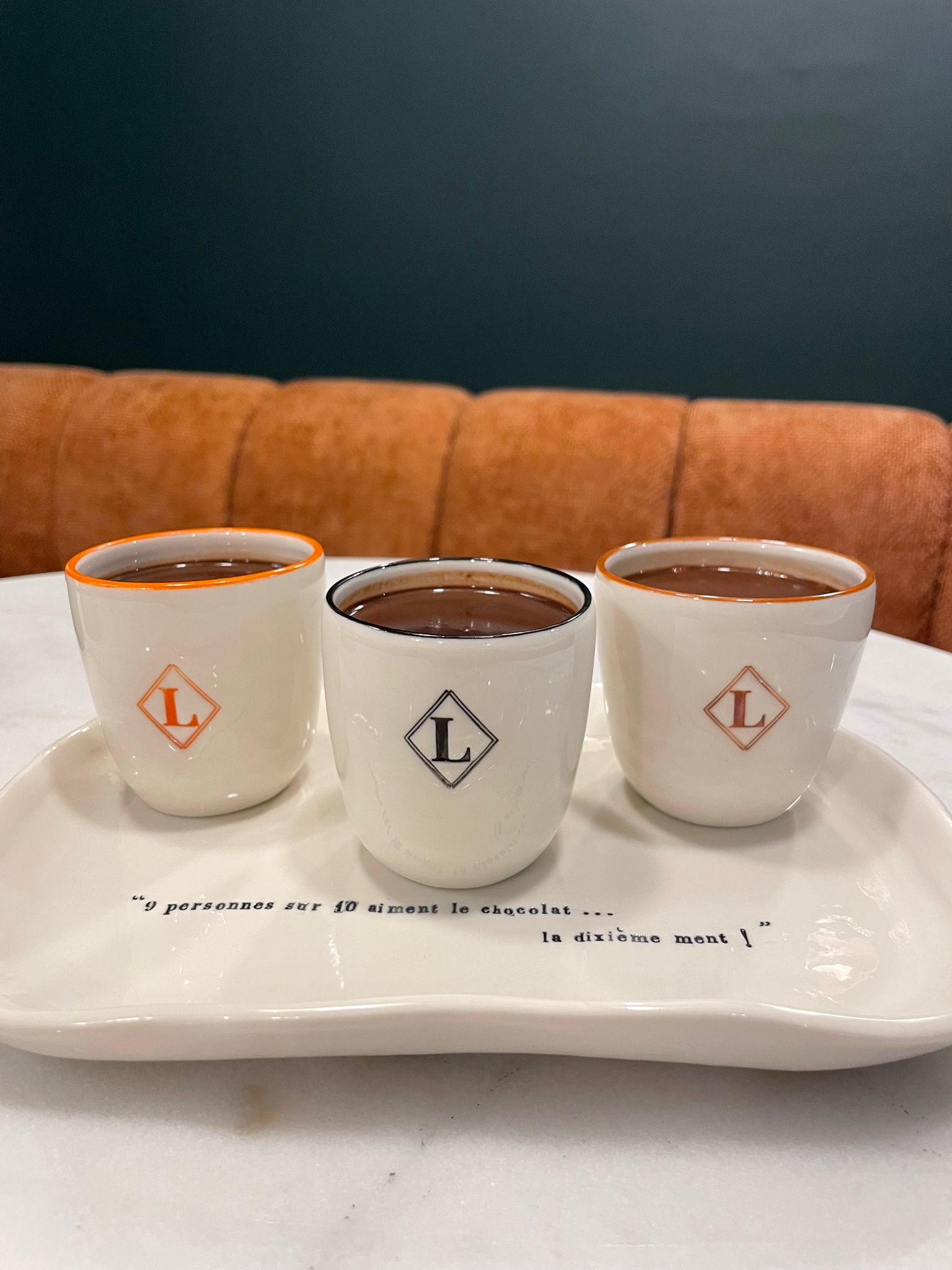 Trois tasse contenant trois types de chocolats chauds differents