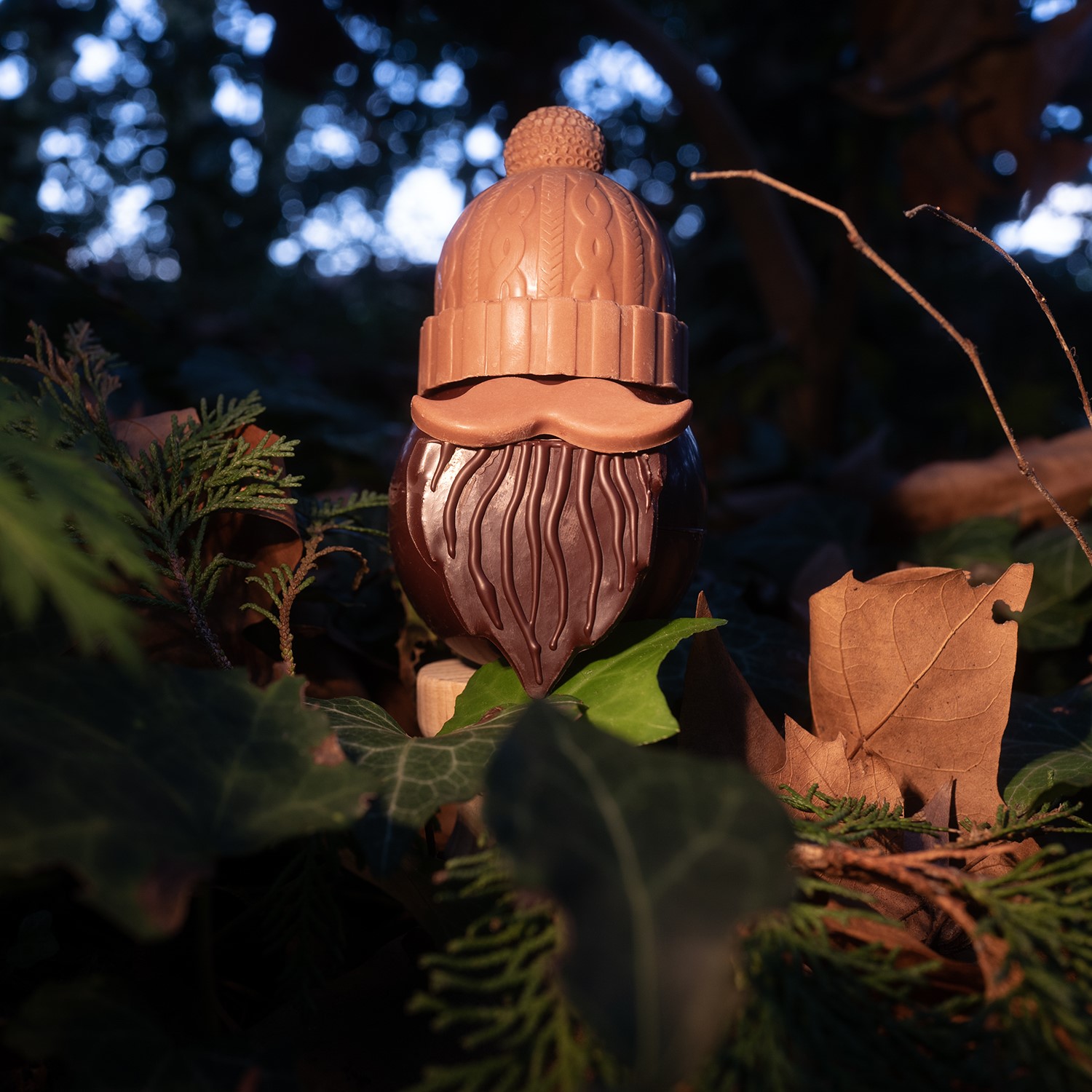 Pere noel en chocolat avec un bonnet enfoncé sur les yeux